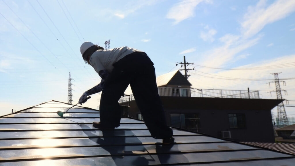久留米市の屋根塗装施工風景