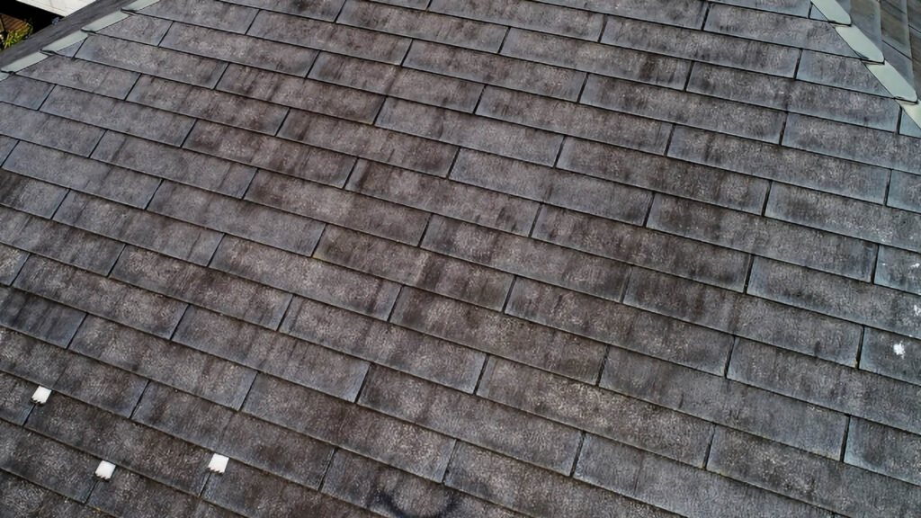 色あせが目立つ屋根