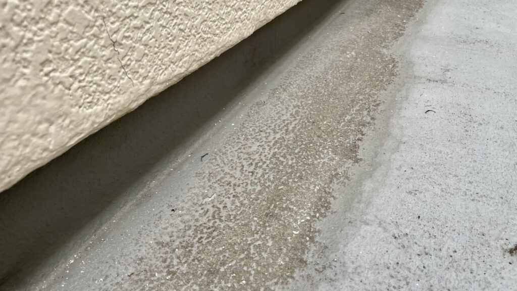表面の塗膜が剥がれているベランダ