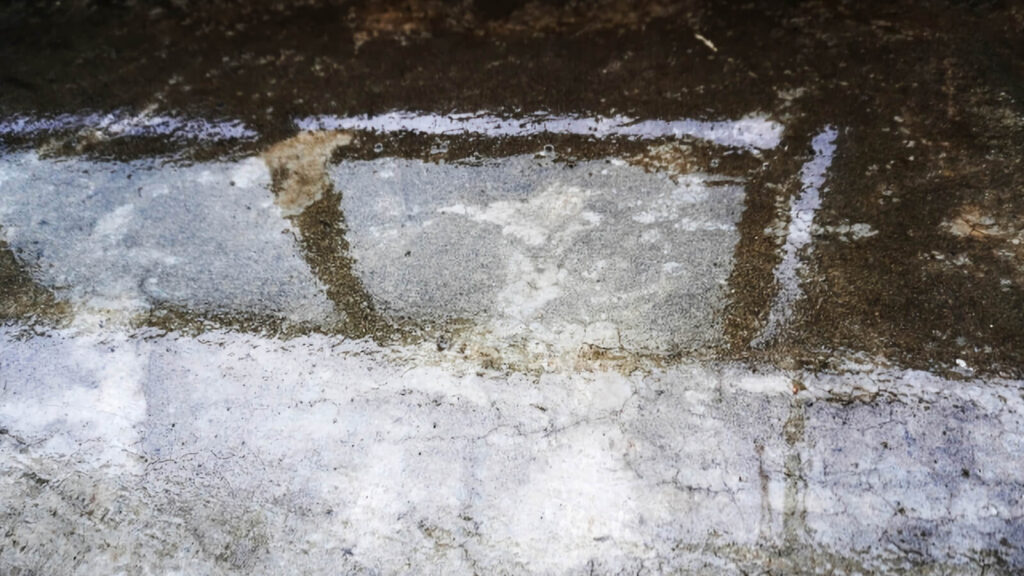 雨が降ると水たまりができるベランダ